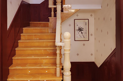 长春中式别墅室内汉白玉石楼梯的定制安装装饰效果
